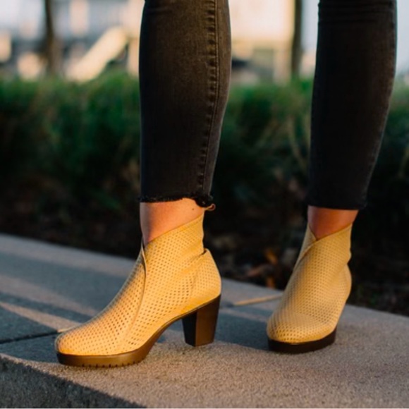 Charleston Shoe Co. Torino Tan Perforated Ankle Boots, NIB, Sz 8 - Picture 2 of 4